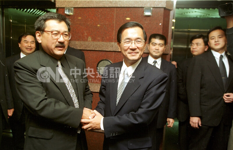 陳水扁（前右）2000年當選總統後赴台北潤泰集團大樓拜會尹衍樑（前左）。（中央社檔案照片）