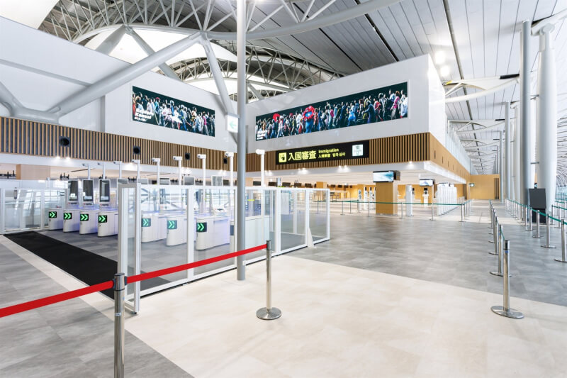 圖為日本關西機場入境審查大廳。（圖取自facebook.com/KansaiInternationalAirport）