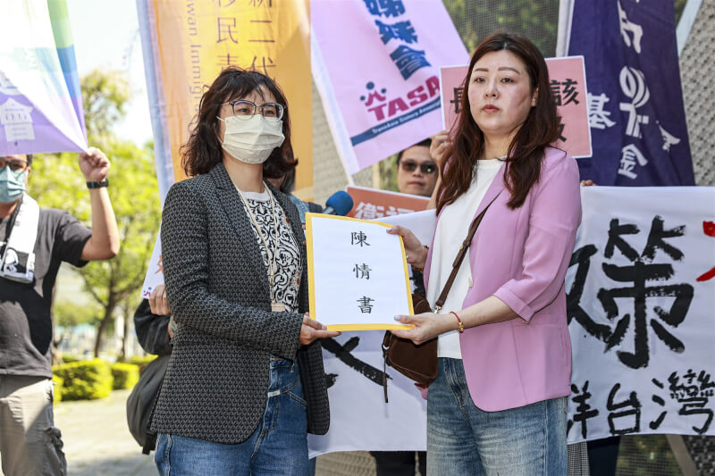 南洋台灣姊妹會3月向衛福部陳情爭取新住民長照平權。右為南洋台灣姊妹會理事長洪滿枝。（中央社鄭清元）