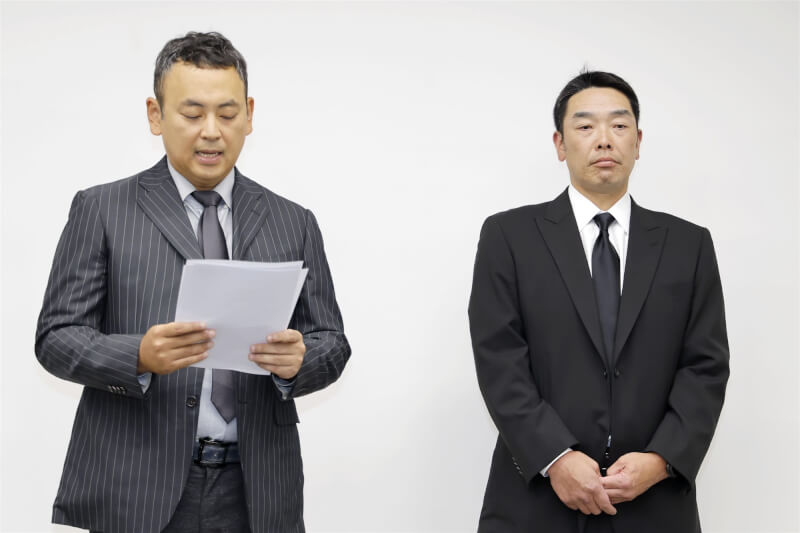 日本職棒讀賣巨人隊總教練阿部慎之助（右）25日因涉嫌對長女施暴遭捕，26日在球團事務所召開記者會公開致歉，身旁律師代為唸出阿部長女的信件。（共同社）
