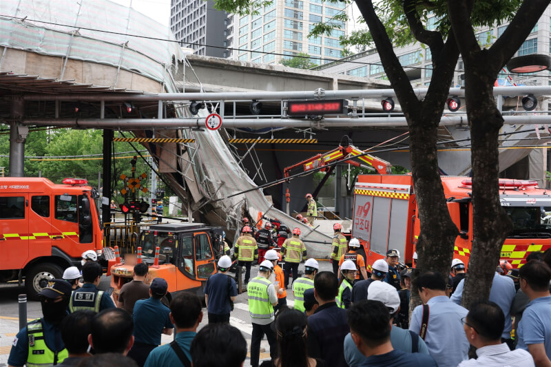韓國首爾西大門區一座高架陸橋26日進行拆除作業時發生倒塌。(韓聯社)