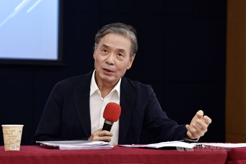 圖為前國安會祕書長金溥聰（圖）25日舉行記者會，提出事證並出示照片，稱前員工蕭旭岑、王光慈違反財政紀律。（中央社檔案照片）