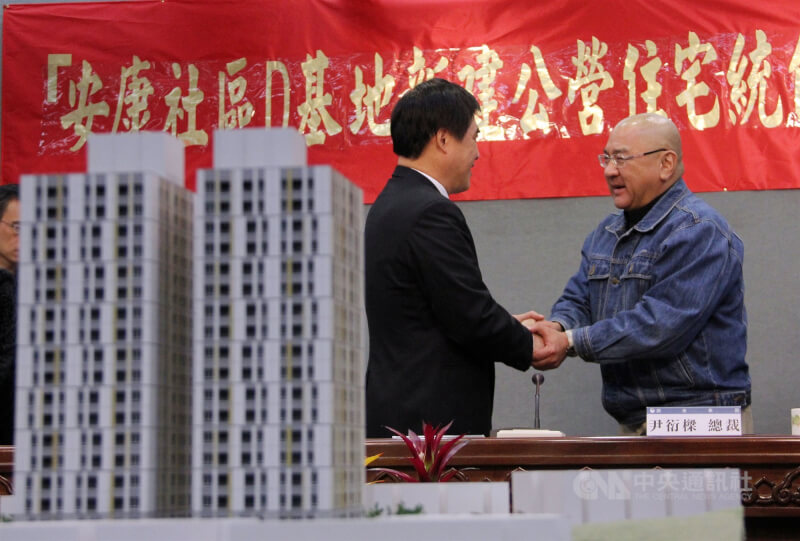 2013年3月時任台北市長郝龍斌（左）與潤泰集團總裁尹衍樑（右）簽署「安康公營住宅旗艦計畫第一期D基地統包工程意向書」。（中央社檔案照片）