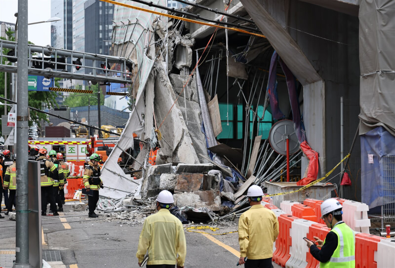 韓國首爾西大門區一座高架陸橋26日進行拆除作業時發生倒塌。(韓聯社)