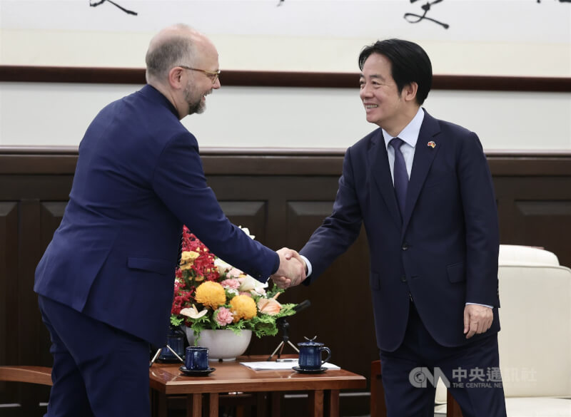總統賴清德（右）26日在總統府接見德國國會友台小組跨黨派議員訪問團，並感謝德國政府及國會，對台灣的重視與支持。中央社記者張皓安攝　115年5月26日