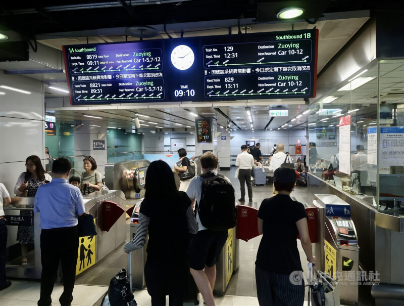 台灣高鐵因系統異常影響，25日上午8時起取消原班表各班次列車，改由南港站及左營站每小時分別發出3班每站停靠的全車自由座列車。中央社記者張皓安攝　115年5月25日