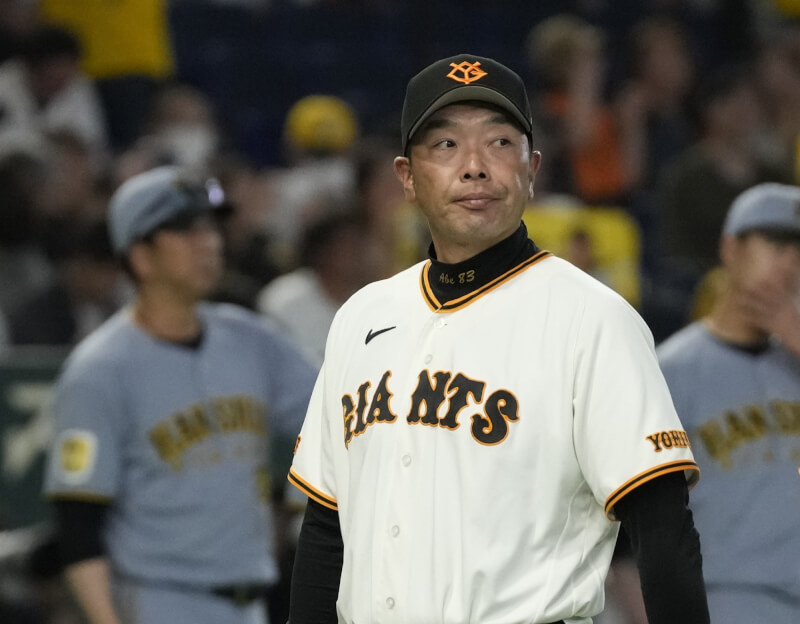 日本職棒讀賣巨人隊總教練阿部慎之助因涉嫌對家人施暴遭警視廳逮捕，26日凌晨獲釋。巨人球團已發表聲明致歉，表示將就阿部的處分與去留進行檢討。（共同社）