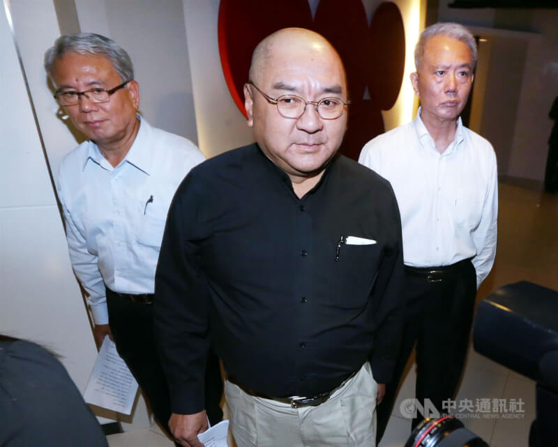 2014年10月頂新董事長魏應交（左）、前味全董事長魏應充（右）與潤泰集團總裁尹衍樑（中）在台北出席記者會，魏應交宣布捐贈新台幣30億元作為食安基金，由尹衍樑擔任食品安全革新委員會臨時召集人。（中央社檔案照片）