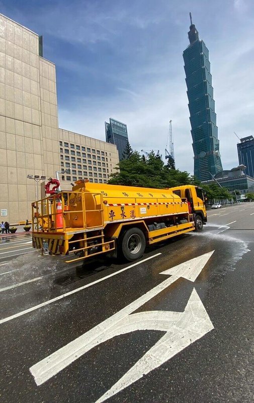 台北市環境保護局26日表示,因應氣象署發布高溫資訊,台北市政府同步發布115年首次熱浪通報,並啟動熱浪預警機制,包含執行道路灑水降溫作業。(台北市環保局提供)中央社記者陳昱婷傳真 115年5月26日
