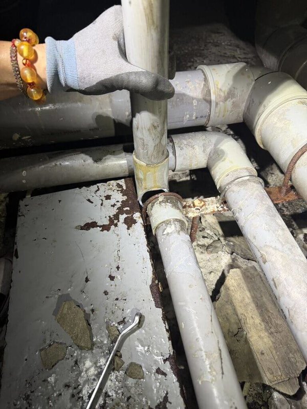 基隆仁愛市場才剛汰換冷氣重新營業，26日卻發生漏水。檢修後，市府確認是樓上C棟住戶管道間水管破裂造成，與新設冷氣工程無關，已修復完成。（基隆市政府提供）中央社記者王朝鈺傳真　115年5月26日
