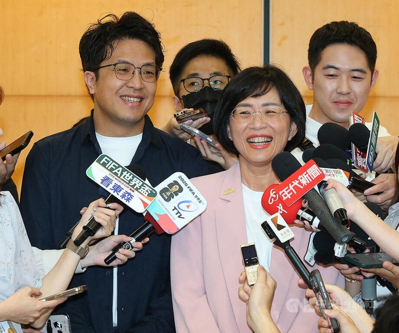 民進黨新北市長參選人蘇巧慧（前右）、台北市長參選人沈伯洋（前左），26日在台北出席台灣客社「2026台灣北部縣市長候選人客家聯合推薦記者會」，會前受訪回應時事議題。中央社記者謝佳璋攝  115年5月26日