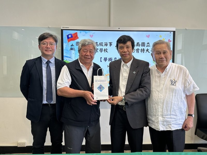 越南國立肯特大學訪團27日抵達澎湖縣，與澎湖高級海事水產職業學校進行國際教育交流，澎湖海事校長顏嘉禾（左）與會。（澎湖海事提供）中央社　115年5月27日