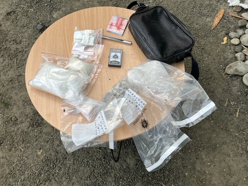 橋頭地檢署近日接獲毒品分裝、販賣據點情資後，在高雄市美濃區破獲1座毒品分裝場，查扣海洛因、甲基安非他命及俗稱「喪屍煙彈」的依托咪酯煙彈等毒品，依法起訴涉案林姓情侶檔。（橋頭地檢署提供）中央社記者張已亷傳真　115年5月27日