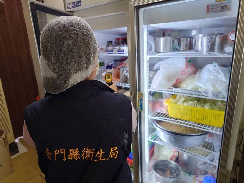 金門縣衛生局26日下午接獲金門醫院通報，有民眾食用某便當店便當後，多人出現噁心、嘔吐、腹痛、腹瀉等腸胃不適症狀。衛生局27日表示，已稽查該便當店並勒令業者停業清理環境、消毒。（金門縣衛生局提供）中央社記者吳玟嶸傳真　115年5月27日