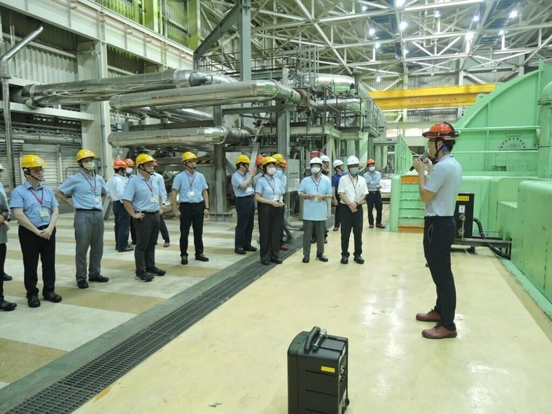 核安會於26、27日邀集核安會核三廠再運轉計畫外部審查委員與各組相關人員,赴核三廠勘查。圖為審查委員現場勘查主發電機。(核安會官網提供)中央社記者謝怡璇傳真 115年5月27日