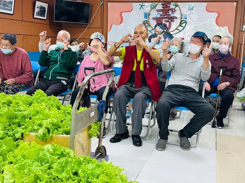 連江縣介壽國中小學附設幼兒園幼童27日將國小5年級學生所種植的無毒水耕蔬菜，送至大同之家老人安養中心，為安養中心注入溫暖能量。（連江縣職業試探與體驗示範中心提供）中央社記者黃旭昇傳真　115年5月27日