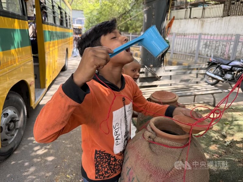 印度氣溫連續多日飆高溫，最高測得47.6度，政府敦促民眾盡量待在室內、多補充水分。圖為新德里街頭，取水飲用的民眾。中央社記者李晉緯新德里攝　115年5月27日
