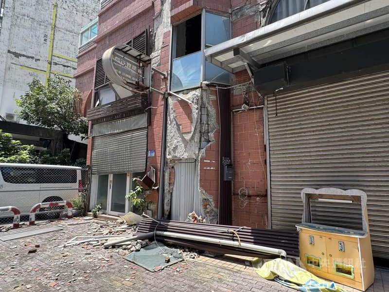 0403強震後,「馥邑京華」社區受損嚴重,被列為紅單建築,必須強拆重建。中央社記者張祈攝 115年5月27日