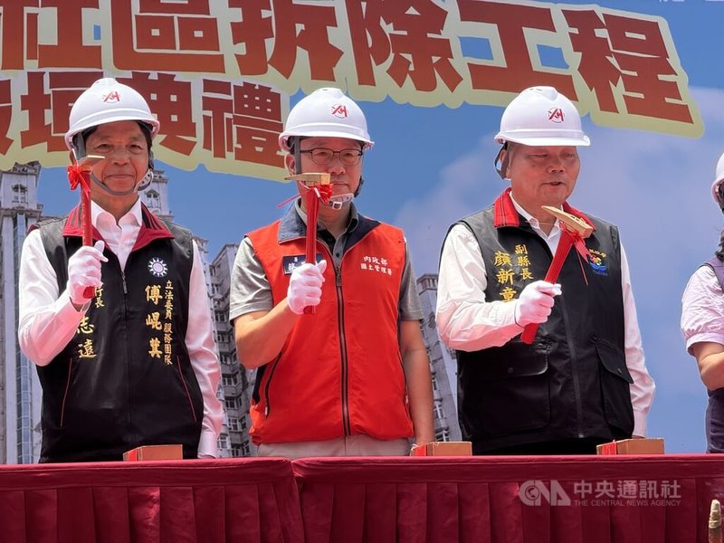0403震災逾2年,列為紅單強拆重建的「馥邑京華」社區,27日舉行破垣典禮,內政部國土管理署署長蔡長展(中)、花蓮縣副縣長顏新章(右)等人出席。中央社記者張祈攝 115年5月27日