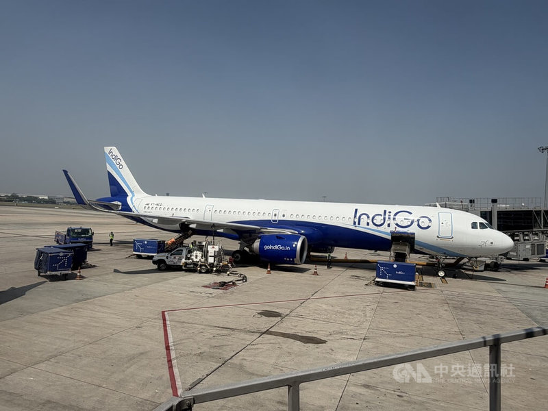 航空燃料價格受中東戰事影響飆高，加上印度處於國內旅行淡季，各家航空公司針對國內線減班，以減少虧損，印度航空將減少15%國內線航班、靛藍航空（圖）將減少5%到7%的國內線航班。中央社記者李晉緯新德里攝　115年5月27日