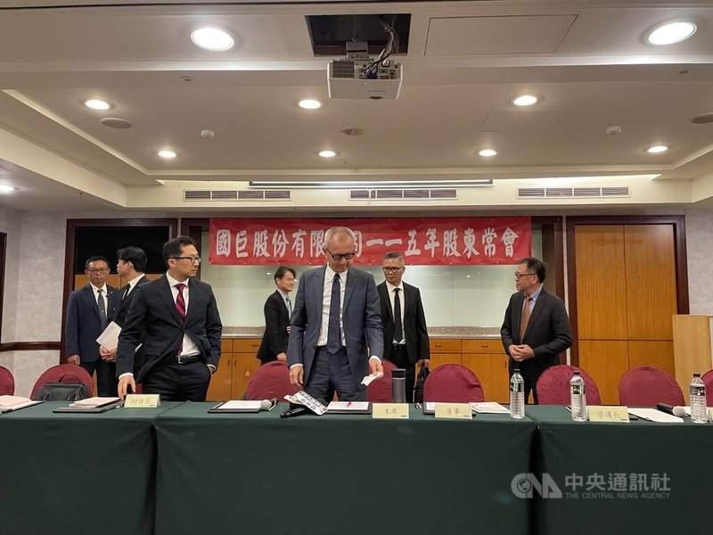 國巨27日舉行股東會，董事長陳泰銘（中）表示，面臨人工智慧（AI）時代來臨，電力需求強勁，政府已有因應計畫，他預期核能發電會是很好的解決方案。 中央社記者鍾榮峰攝　115年5月27日