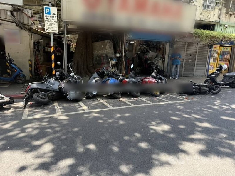 台北市松山區健康路27日發生追撞車禍，30多歲程姓男子毒駕追撞路邊停放的9輛機車，以及停等紅燈的1輛汽車，所幸無人受傷。（翻攝照片）中央社記者黃麗芸傳真　115年5月27日