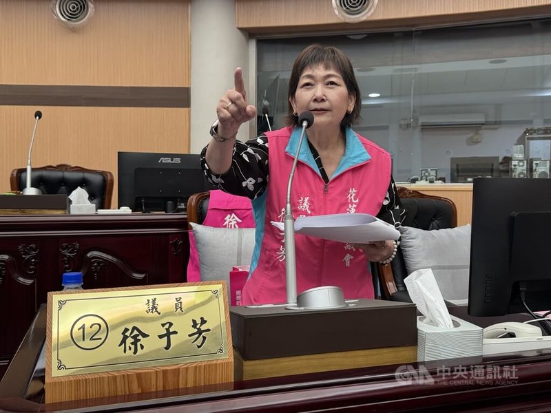 花蓮縣政府花費新台幣700萬元建置AI智慧客服系統,國民黨籍花蓮縣議員徐子芳(圖)27日質詢提到,支持縣府推廣AI智慧觀光,但不能胡亂花預算,系統難用,使用人數、導流成效都看不到,要求觀光處說明並改善。中央社記者張祈攝 115年5月27日