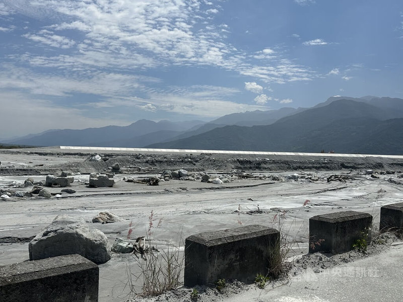 花蓮馬太鞍溪洪災過後,相關整治工程持續推動,經濟部水利署第9河川分署建置高規格堤防及第2道防線堤防,由於涉及周邊土地徵收,27日在光復鄉當地舉辦首場公聽會,地主意見分歧。中央社記者李先鳳攝 115年5月27日