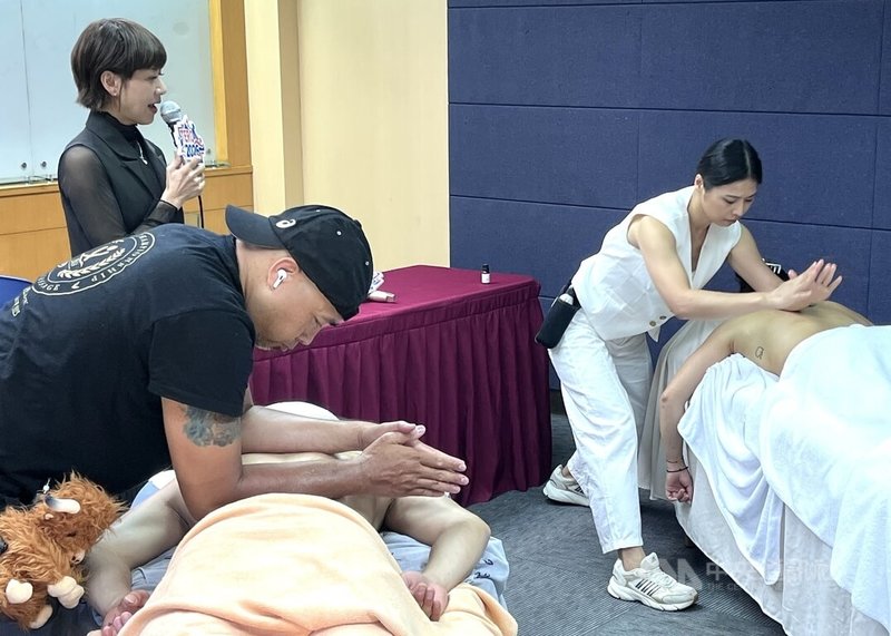 台灣運動恢復手法大賽（TERO）將於8月29、30日於國立體育大學舉行，5月27日啟動記者會上，國際按摩好手吳敬銘（左）、張育慈（右）展現賽事規格的技法，並由剛獲國際大獎的邱琪霏（後）現場講評。中央社記者蘇志畬攝　115年5月27日