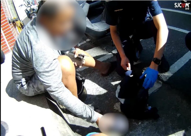 苗栗縣警局頭份分局27日表示，員警26日在市區巡邏發現范姓機車騎士（左）神情怪異，欲攔查時對方加速逃逸且沿途逆向、闖紅燈。警網攔停後查獲范男持有多種毒品，當場舉發並移送法辦。（警方提供）中央社記者管瑞平傳真　115年5月27日