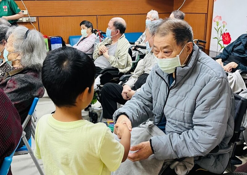 連江縣介壽國中小學附設幼兒園幼童27日特別致贈大同之家老人安養中心無毒水耕蔬菜,並與長輩互動。(連江縣職業試探與體驗示範中心提供)中央社記者黃旭昇傳真 115年5月27日