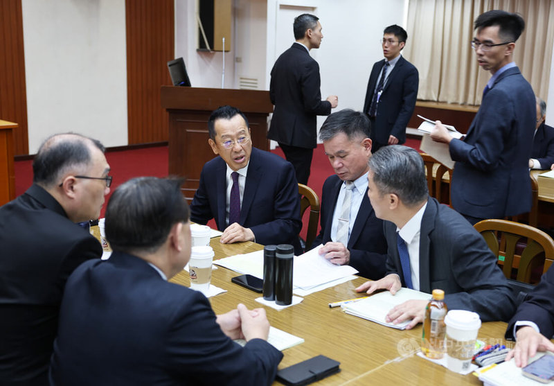立法院財政委員會與外交國防委員會27日召開聯席會,繼續審查「保衛國家安全及強化不對稱戰力計畫採購特別預算案」,國防部長顧立雄(中)列席,會前與其他官員交流意見。中央社記者趙世勳攝 115年5月27日