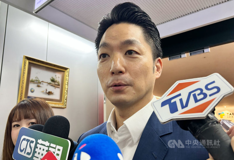 台北市長蔣萬安（右）27日表示，他準備了台北市市鑰要送給輝達執行長黃仁勳，代表台北就是輝達的家。中央社記者陳昱婷攝　115年5月27日