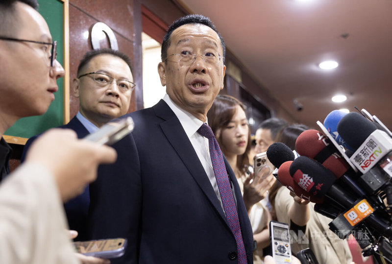 美國聯邦眾議院軍事委員會日前公布2027財政年度的「國防授權法案」（NDAA）草案內容，國防部長顧立雄（中）27日在立法院受訪時表示，感謝美國聯邦眾議院軍事委員會持續提供資金援助，以提升台灣防衛力量。中央社記者趙世勳攝　115年5月27日