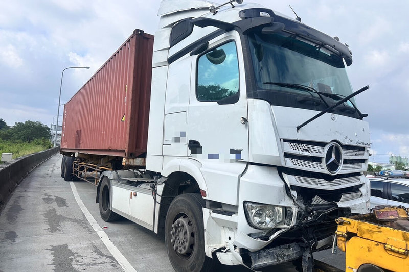 國道1號北向325公里台南永康路段27日上午發生9輛車輛追撞事故,警方初步調查疑為1輛營業半聯結車追撞前方8輛自小客車肇事。(國道警方提供)中央社記者楊思瑞台南傳真 115年5月27日