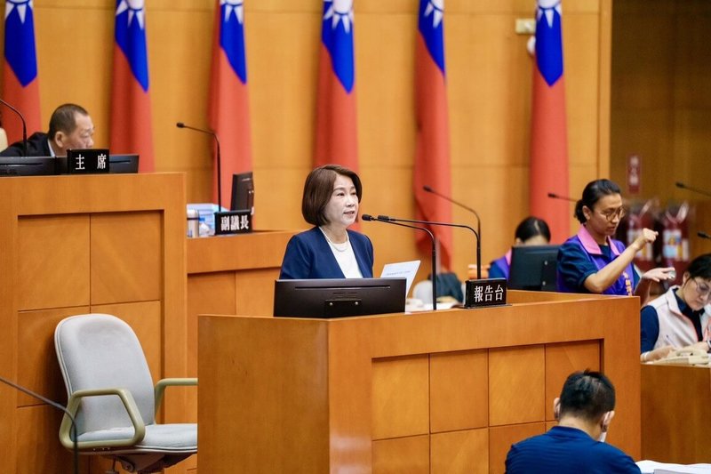 屏東縣長周春米（前中）27日赴議會施政總報告，宣布民國116年1月起補助65歲以上長者、55歲以上原住民的健保費，預估約17萬名受惠。（屏東縣政府提供）中央社記者李卉婷傳真　115年5月27日