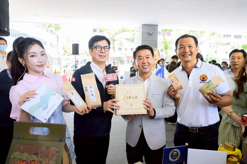 高雄市農業局27日舉辦「2026高雄夏祭新鮮市」整合行銷記者會，宣布高雄夏季農業觀光系列活動開跑，市長陳其邁（前左2）等人出席。（高雄市農業局提供）中央社記者蔡孟妤傳真　115年5月27日