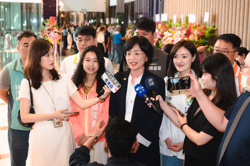 民進黨新北市長參選人蘇巧慧（前左3）27日針對媒體詢及競選主視覺的問題表示，就是溫暖、創新、會做事，是愛心、燈泡和閃電，「希望用這樣的方式，讓更多的人可以了解我們」。（蘇巧慧競選辦公室提供）中央社記者王鴻國傳真  115年5月27日