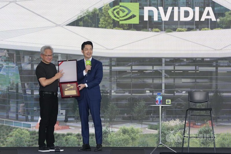 人工智慧（AI）晶片大廠輝達（NVIDIA）27日在台灣新總部預定地北士科T1718基地舉辦台灣員工大會，執行長黃仁勳（左）向台北市長蔣萬安（右）喊話，輝達需要在台灣使用更多能源。圖為蔣萬安致贈台北市的市鑰給黃仁勳。中央社記者徐肇昌攝　115年5月27日