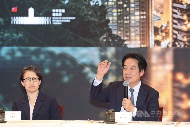 「台灣人口對策新戰略—家庭支持篇」國安高層會議會後記者會27日在總統府舉行，總統賴清德（右）回應媒體提問，左為副總統蕭美琴。中央社記者吳家昇攝 115年5月27日
