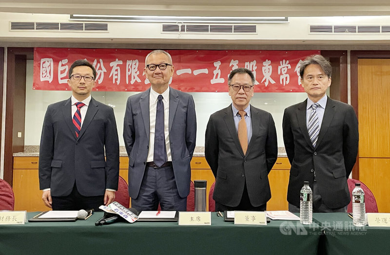 國巨27日舉行股東會，董事長陳泰銘（左2）表示，現在人工智慧（AI）產業市場處於棒球比賽「2局上半」，未來發展可期，國巨下半年會非常忙。中央社記者鍾榮峰攝　115年5月27日