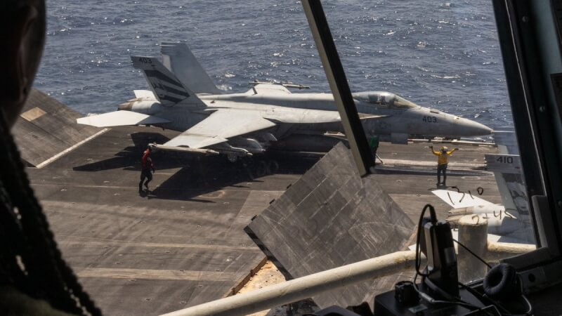 中東附近一架美軍戰機正準備從航空母艦升空。（圖取自x.com/CENTCOM）