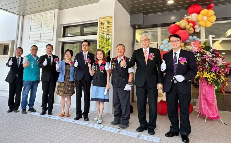 台北榮民總醫院鳳林分院「頤園住宿長照機構」27日舉行開幕典禮，衛福部長照司長祝健芳（右6）、花蓮縣衛生局副局長鍾美珠（右4）、退輔會主委嚴德發（右5）、北榮院長陳威明（右2）等出席。（花蓮縣衛生局提供）中央社記者李先鳳傳真　115年5月27日