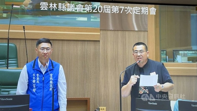 雲林縣議會27日進行總質詢,國民黨雲林縣議員廖偉晴(右)針對全台各地皆有毒駕案發生,質詢警察局作為。雲林縣警察局長黃富村(左)答詢表示,將加強取締和設置路攔截點,維護民眾安全。中央社記者姜宜菁攝 115年5月27日