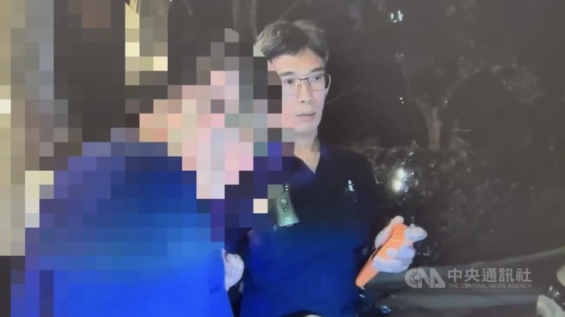 北市信義區27日凌晨發生多輛路停車輛遭撞，經查肇事陳姓男子（左）是和友人聚餐後開車返家釀禍，因他拒絕酒測，經抽血檢驗換算酒測值達1.095毫克，遭警方依法送辦。（翻攝照片）中央社記者黃麗芸傳真　115年5月27日