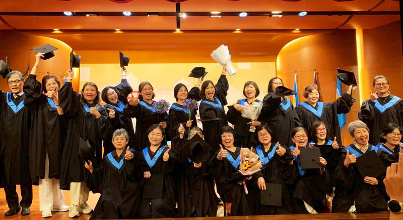 文化大學首屆樂齡大學共招收33名學員，平均65歲的畢業學員們，身著象徵榮耀與學習精神的學位袍參與結業式。（文大提供）中央社記者許秩維傳真　115年5月27日
