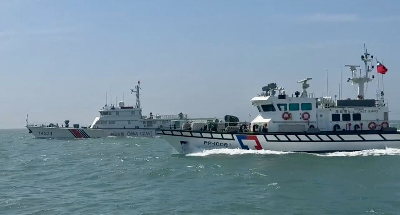 中國海警船連2日侵擾金門水域，海巡巡防艇全程一對一併航蒐證，並以中、英文廣播驅離。（海洋委員會海巡署金馬澎分署提供）中央社記者吳玟嶸傳真　115年5月27日