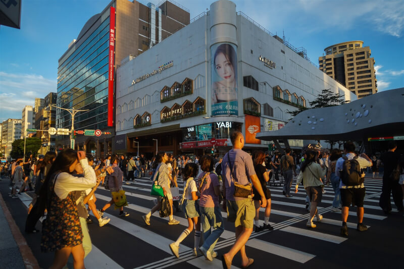 AI商機推動出口及投資雙引擎，台灣近年經濟成長率亮眼。圖為台北中山南西商圈午後逛街人潮。（中央社裴  禛）
