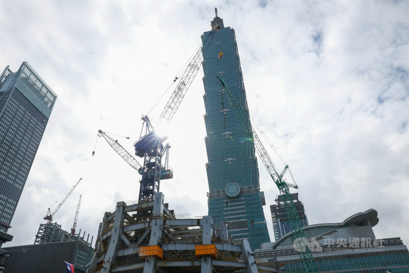 經濟部產發署27日宣布策略性投資4大新措施，將支持至少150家新創，提升整體產業發展動能。圖為台北信義區101大樓及周邊發展中的商業區。（中央社檔案照片）