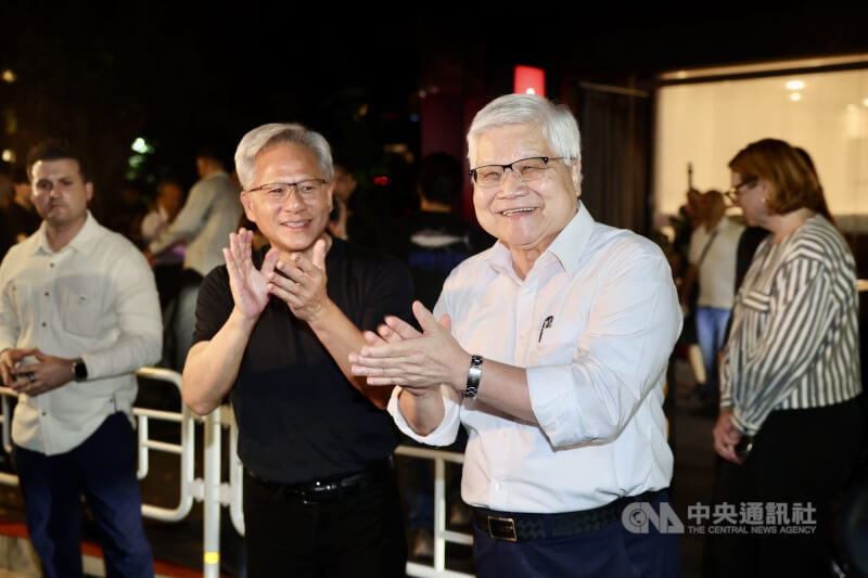 輝達（NVIDIA）執行長黃仁勳（前左）26日晚間在台北與台積電董事長魏哲家（前右）餐敘交流，2人餐後一同走出店外，鼓掌向現場辛苦守候的媒體朋友致意。中央社記者王飛華攝　115年5月26日
